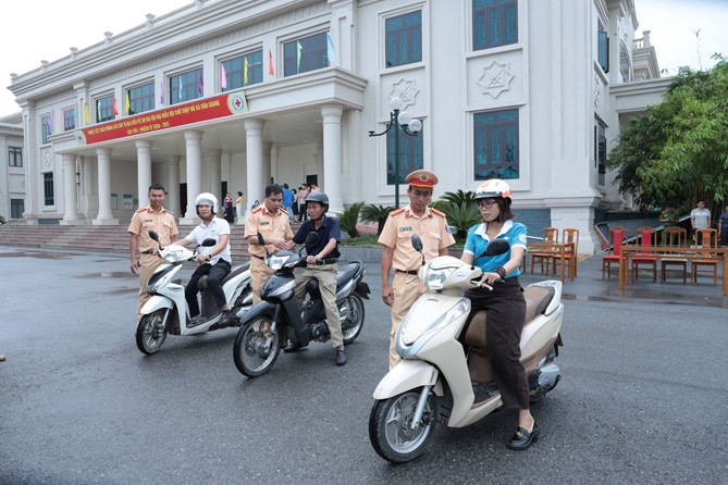 Hưng Yên: Nâng cao ý thức chấp hành pháp luật ATGT cho người dân xã Văn Giang