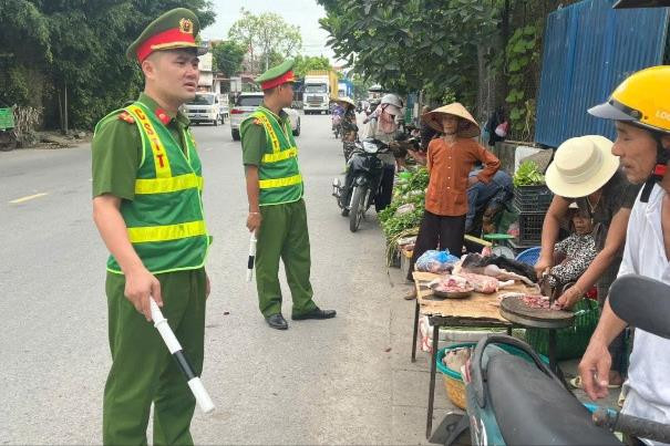 Tiên Lữ (Hưng Yên) tuyên truyền pháp luật không lấn chiếm hành lang an toàn giao thông