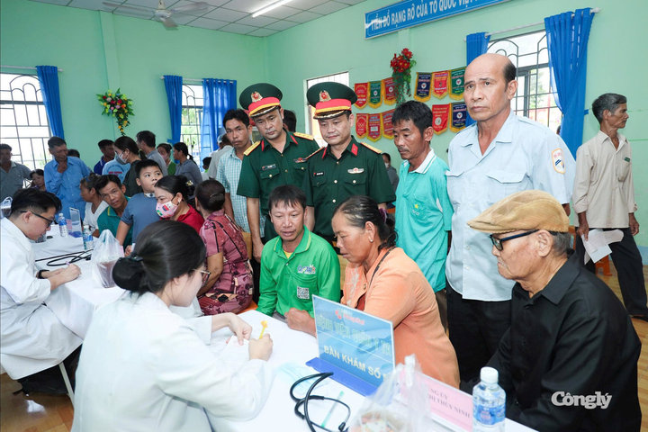 Khám bệnh, tặng quà tri ân gia đình chính sách ở Tây Ninh