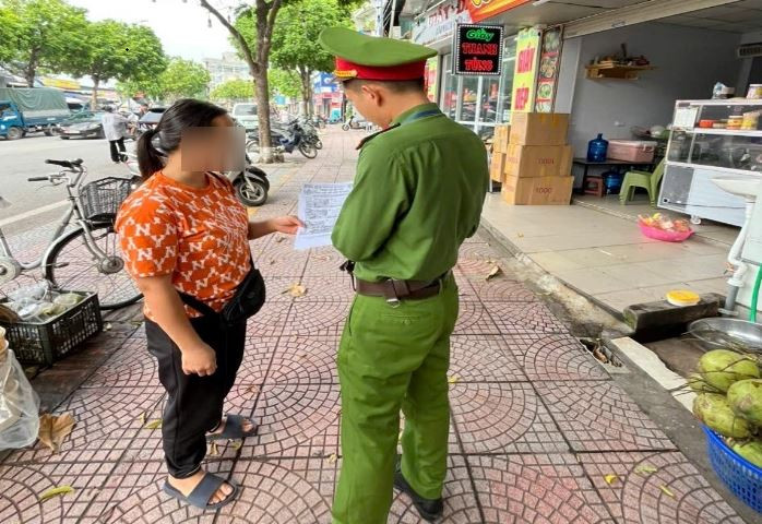 Phường Long Biên (Hà Nội) siết xử lý lấn chiếm hè phố, góp phần bảo đảm an toàn giao thông