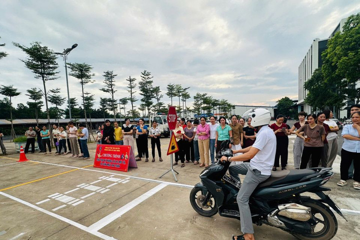CSGT Thái Nguyên hướng dẫn kỹ năng lái xe an toàn cho hàng nghìn công nhân