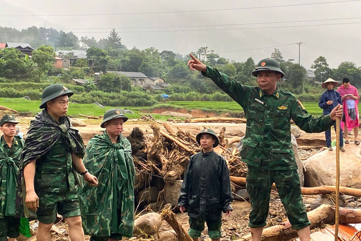 Bộ đội Biên phòng Lai Châu dầm mưa tìm kiếm nạn nhân
