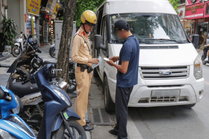 Hà Nội Nhiều ô tô bị cẩu kéo vì đỗ sai quy định trên các tuyến phố trung tâm
