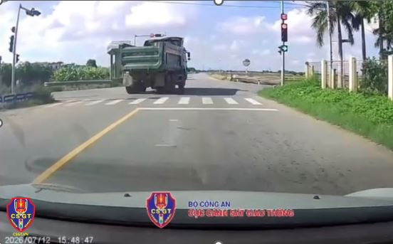 Tiếp nhận phản ánh từ VNeTraffic, CSGT xử lý tài xế vượt đèn đỏ