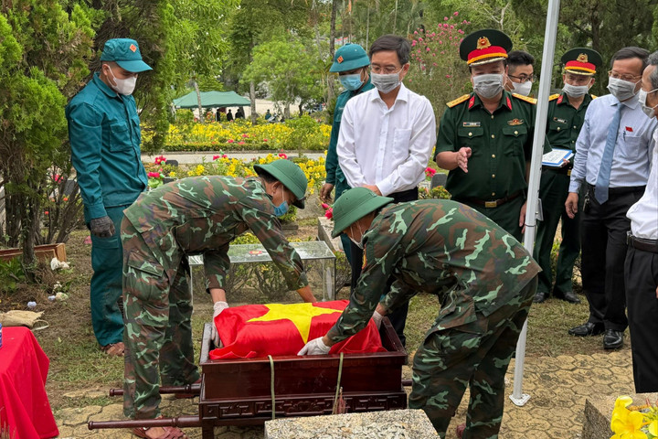 Huế chạy đua với thời gian: "Lật" từng thớ đất tìm hài cốt liệt sĩ