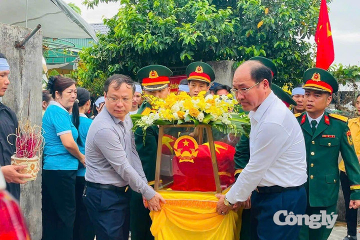Nghẹn ngào đón liệt sĩ trở về đất mẹ sau 48 năm hy sinh