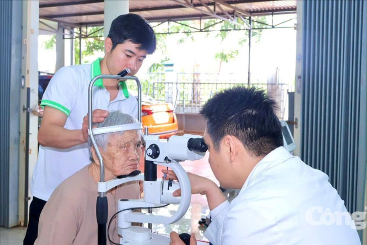 Bệnh viện Mắt Cao Nguyên và Báo Công lý phối hợp khám mắt nhân đạo cho nhân dân