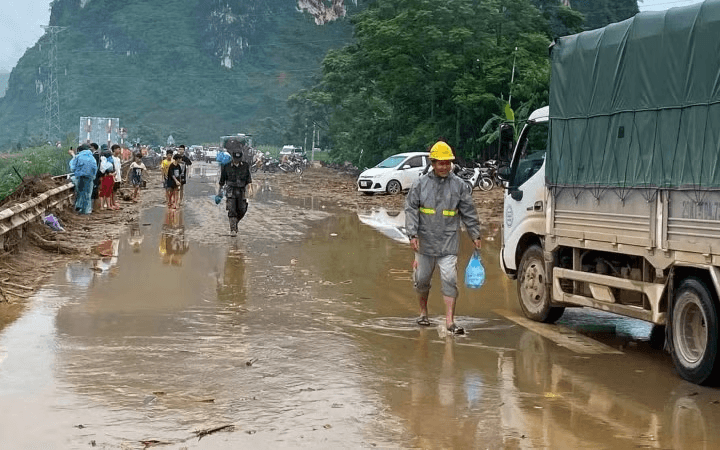 Khẩn trương khắc phục sạt lở, khôi phục giao thông vùng cao sau mưa lũ