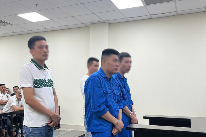 Thuê ô tô rồi làm giả giấy tờ đem cầm cố, nhóm bị cáo lĩnh án