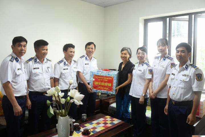 Cảnh sát biển Việt Nam thăm, tặng quà các gia đình chính sách tại Hải Phòng