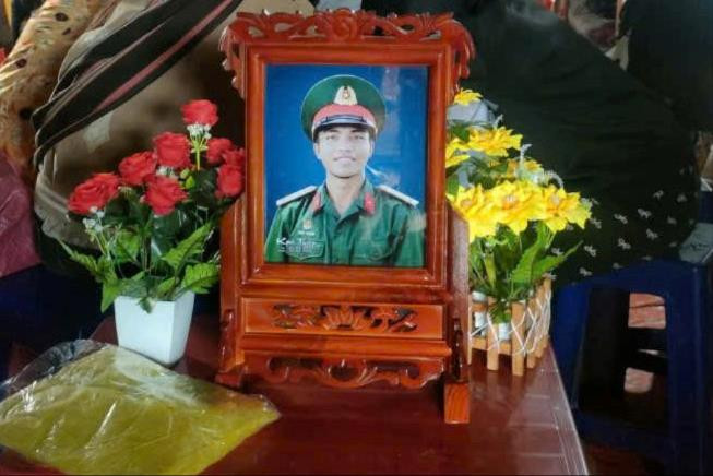 Quân nhân Kpă Thiêp được thăng quân hàm từ Hạ sĩ lên Thượng sĩ