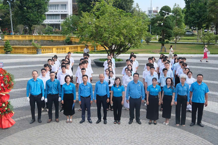 Trao gần 490 triệu đồng tiếp sức con đoàn viên, người lao động vượt khó học giỏi