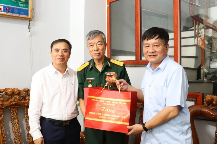 Phó Bí thư Thường trực Tỉnh ủy Điện Biên thăm gia đình người có công