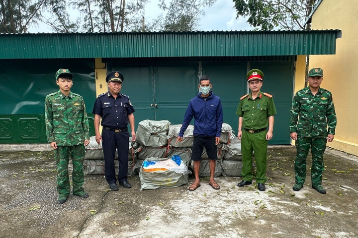 Phát hiện bè chở 800kg nầm lợn đông lạnh không giấy tờ trên sông Bắc Luân