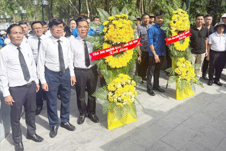 TAND tỉnh Hà Tĩnh và TAND TP. Hải Phòng dâng hương tri ân các Anh hùng liệt sĩ