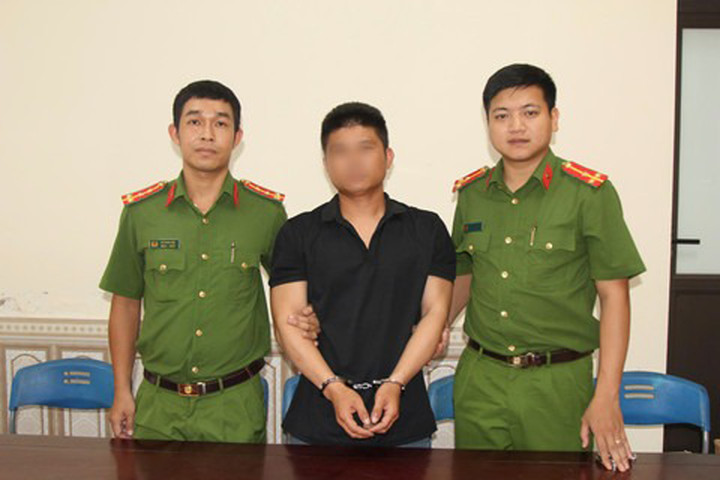 Vận động thành công 2 đối tượng truy nã ra đầu thú