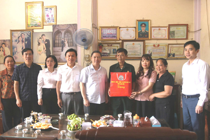 Lãnh đạo tỉnh Lạng Sơn thăm, tặng quà gia đình chính sách, người có công