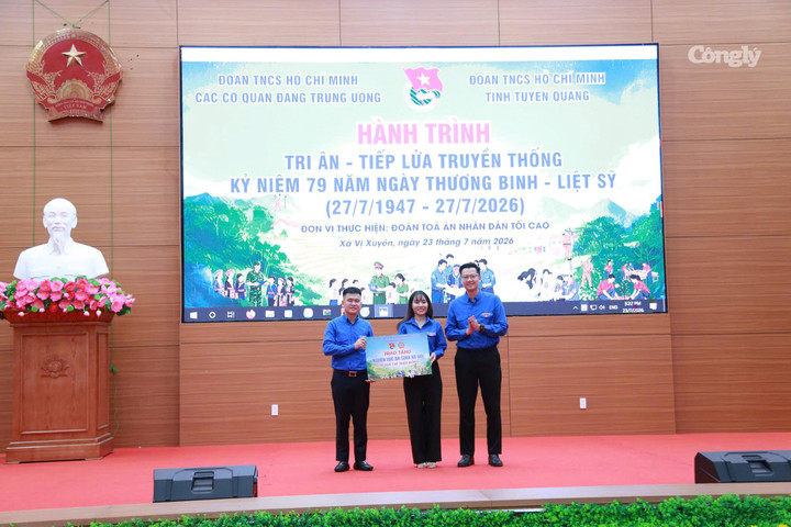 Hành trình "Tri ân - Tiếp lửa truyền thống"