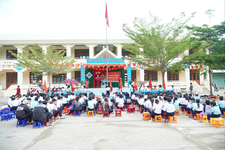 Triển khai "Tuần làm quen nội trú" cho học sinh vùng biên
