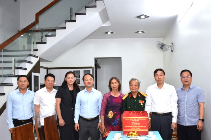 Chủ tịch UBND tỉnh Điện Biên thăm, tặng quà gia đình người có công