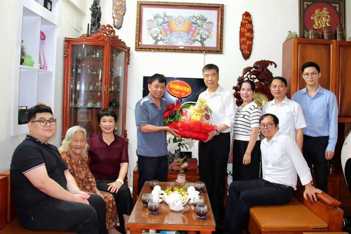Lãnh đạo Tòa Phúc thẩm TANDTC tại Hà Nội thăm hỏi, tri ân gia đình thân nhân liệt sĩ