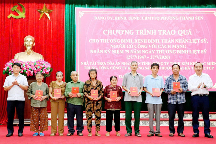 TAND tỉnh Hà Tĩnh trao quà tri ân người có công với cách mạng