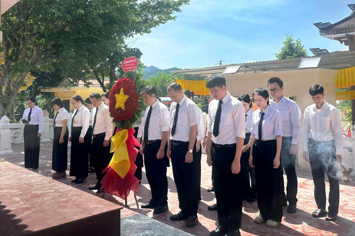 TAND khu vực 4 - Huế dâng hương tri ân các Anh hùng liệt sĩ
