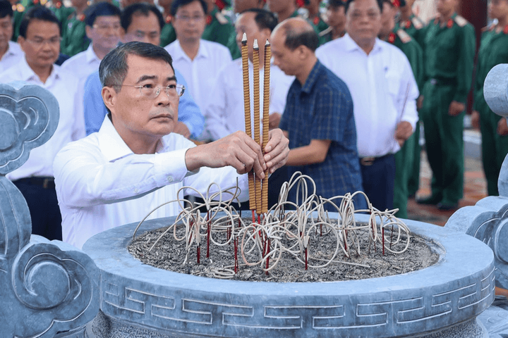 Thủ tướng Lê Minh Hưng tưởng niệm Chủ tịch Hồ Chí Minh, Đại tướng Võ Nguyên Giáp và các Anh hùng liệt sĩ tại Điện Biên Phủ