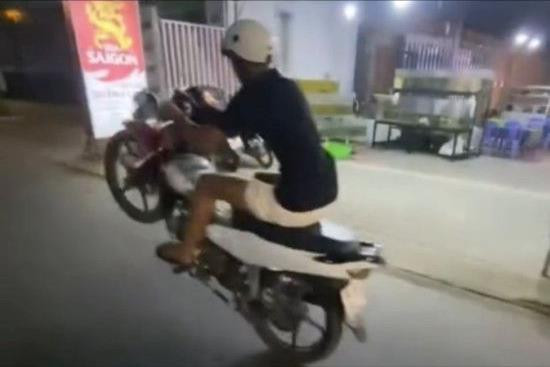 Bốc đầu xe máy, thanh niên bị tịch thu phương tiện