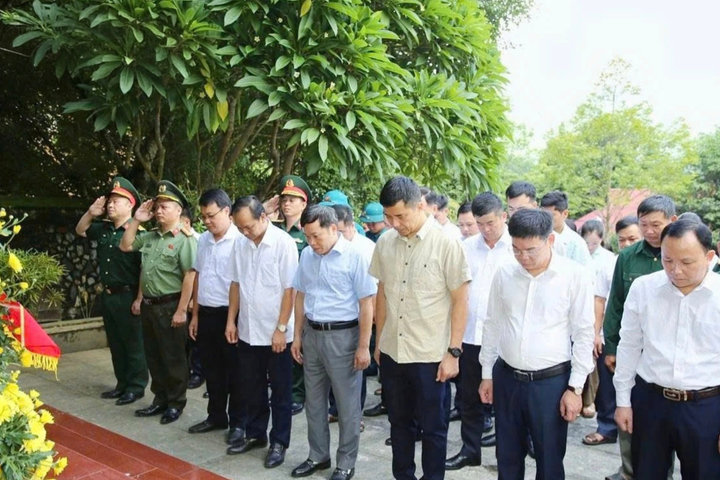 Đoàn đại biểu tỉnh Thanh Hóa dâng hương tưởng niệm các Anh hùng liệt sĩ