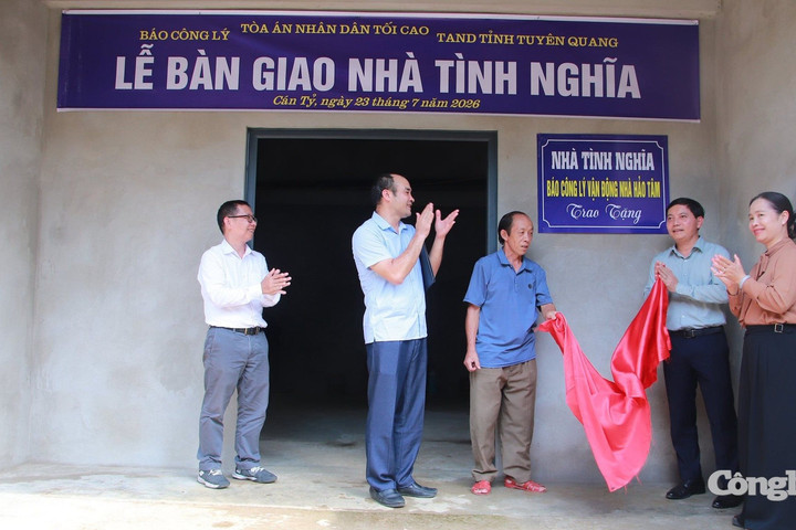 Báo Công lý và TAND tỉnh Tuyên Quang bàn giao nhà tình nghĩa