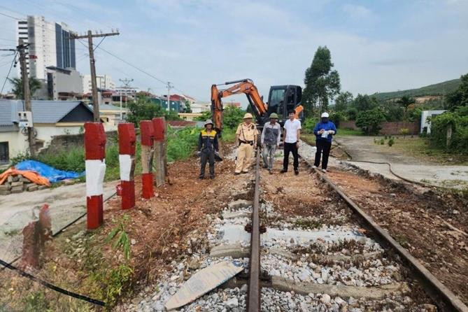 Quảng Ninh: Xóa 3 lối đi tự mở qua đường sắt tại phường Vàng Danh