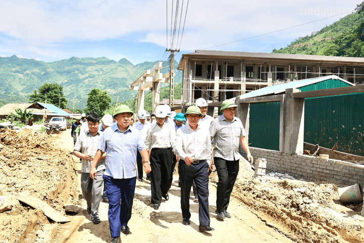 Phó Thủ tướng Lê Tiến Châu kiểm tra tiến độ dự án trường nội trú liên cấp tại Tuyên Quang