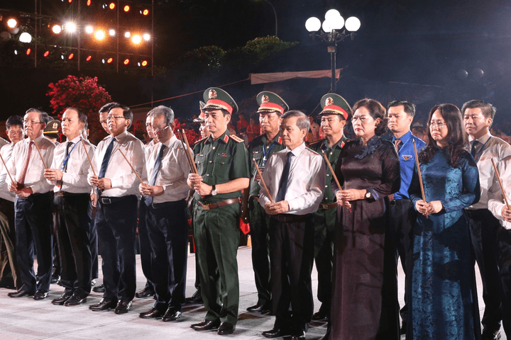 Đại tướng Phan Văn Giang và Đoàn đại biểu Trung ương dâng hương, tưởng niệm các Anh hùng liệt sĩ tại Quảng Trị