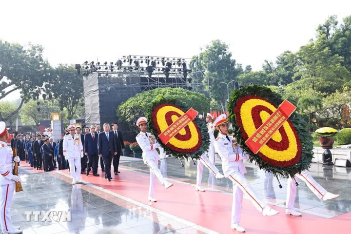 Lãnh đạo Đảng, Nhà nước dâng hương tưởng niệm các Anh hùng liệt sỹ