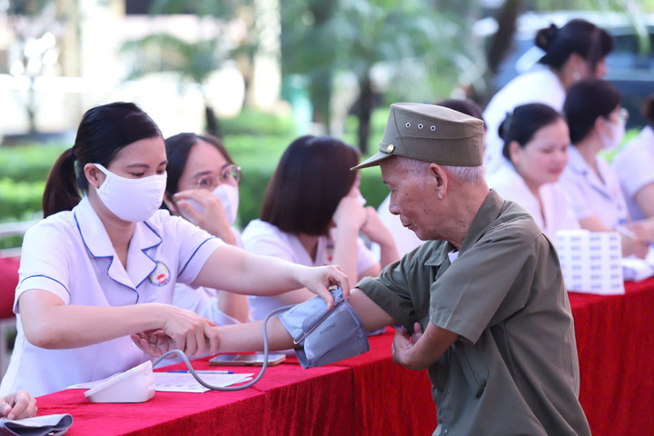 Khám bệnh, cấp thuốc miễn phí cho người có công tại Bắc Ninh