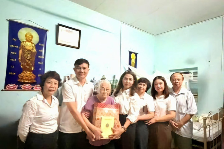 TAND khu vực 1 - Hà Nội thăm, tặng quà gia đình người có công