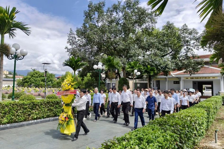 Đoàn công tác TANDTC và TAND hai cấp tỉnh Điện Biên tri ân các Anh hùng liệt sĩ