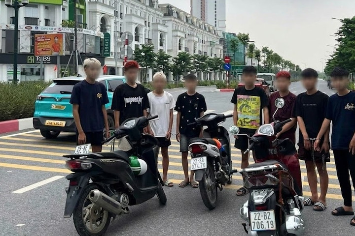 Bốc đầu, lạng lách gây náo loạn đường phố Hà Nội