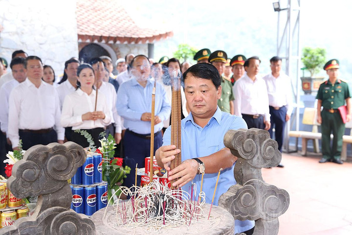Lãnh đạo tỉnh Tuyên Quang dâng hương tưởng niệm các Anh hùng liệt sĩ