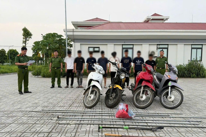 Khởi tố 27 bị can mang hung khí truy đuổi nhau trên đường