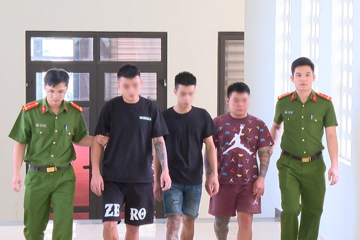 Bắt giữ 3 đối tượng dựng chuyện va quệt xe để cưỡng đoạt tài sản