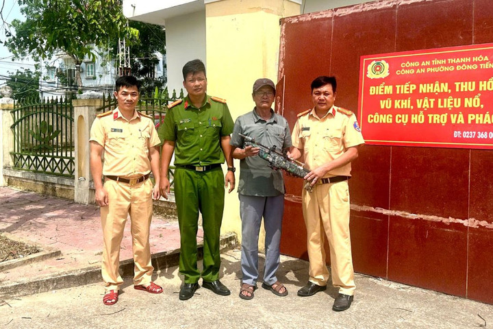Nhặt được súng kíp ven đường, người đàn ông chủ động giao nộp Công an