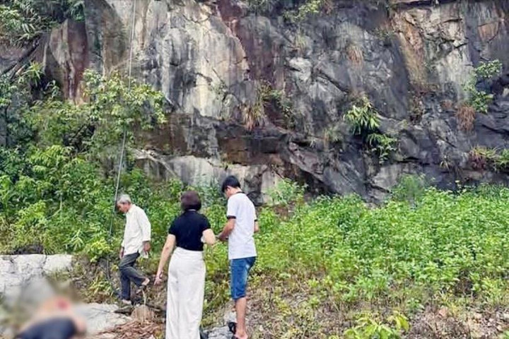 Xe máy lao xuống vách đá, hai mẹ con thương vong