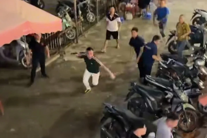 Hai nhóm thanh niên hỗn chiến tại nhà hàng trong đêm ở Hà Nội