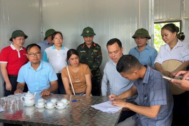 Lai Châu bàn giao 7 ngôi nhà đầu tiên cho người dân vùng lũ Mường Than