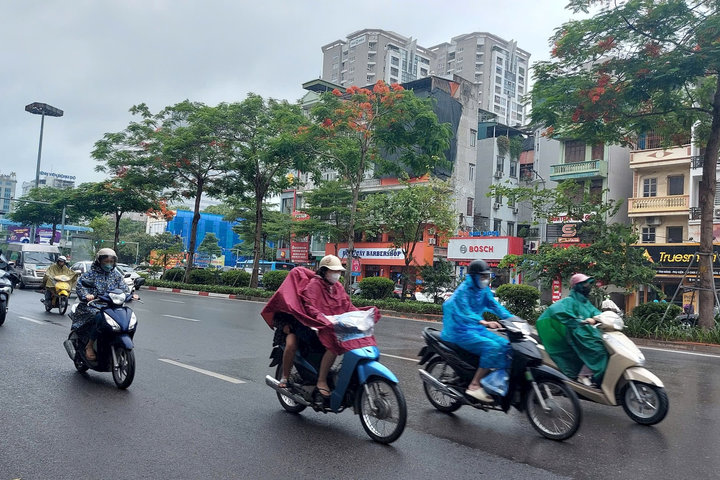 Thời tiết ngày 3/8: Mưa dông bao trùm nhiều khu vực, cảnh báo mưa lớn và lốc sét