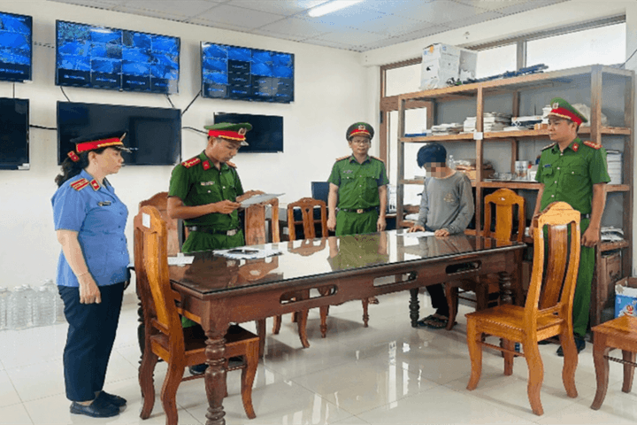 Khởi tố thanh niên dùng clip nhạy cảm ép thiếu nữ 15 tuổi