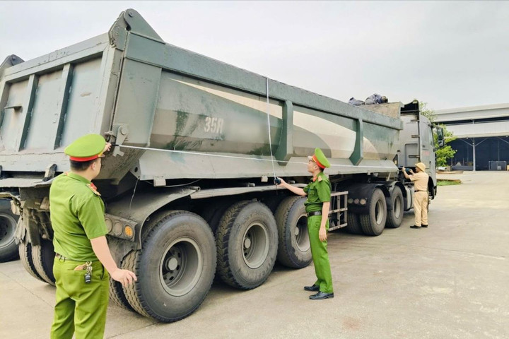 Công an Ninh Bình mở cao điểm kiểm tra, xử lý vi phạm về tải trọng phương tiện