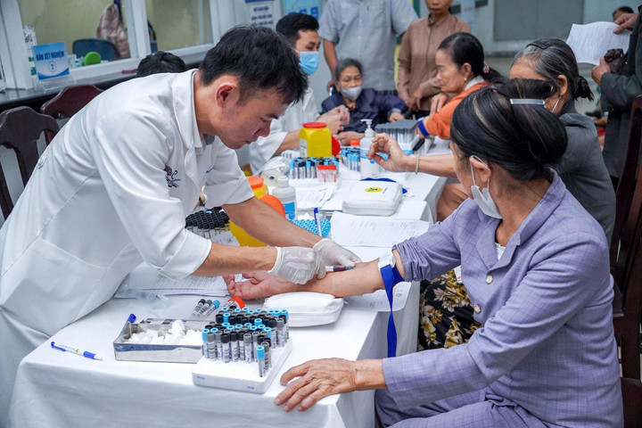 100 ngày lập Sổ sức khỏe trên VNeID cho người dân TP Huế
